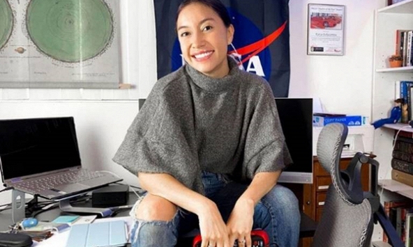 Từ người phục vụ ở cửa hàng đồ ăn nhanh tới niềm cảm hứng về cô gái Mexico đầu tiên bay vào vũ trụ