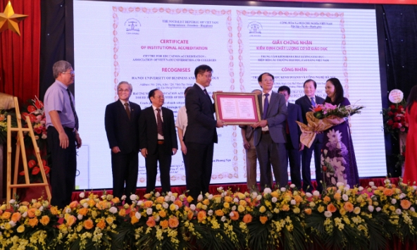 Lễ công bố quyết định và trao giấy chứng nhận kiểm định chất lượng cơ sở giáo dục cho trường Đại học Kinh doanh và Công nghệ Hà Nội