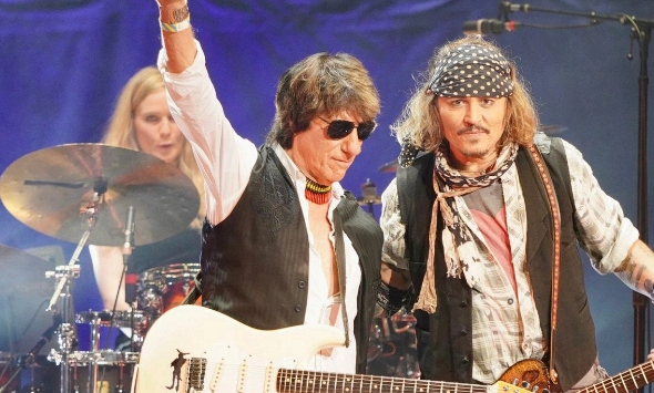 Johnny Depp làm gì sau khi thắng kiện vợ cũ?