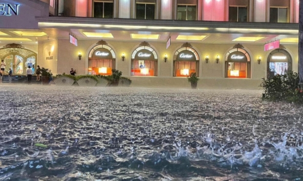 Hà Nội lại biến thành sông sau cơn mưa lớn tối 13/6, dự báo đợt mưa còn kéo dài