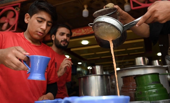 Bộ trưởng Pakistan kêu gọi người dân giảm uống trà để tiết kiệm tiền