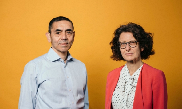 Nỗ lực cứu thế giới lần thứ 2 của cặp vợ chồng tiến sĩ tạo ra vaccine Pfizer