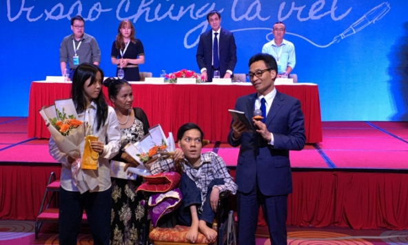 Phó Thủ tướng Vũ Đức Đam đối thoại với nhà văn trẻ