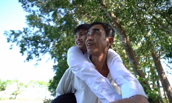 Cha cõng ước mơ con - câu chuyện xúc động về người cha 12 năm làm đôi chân cho con
