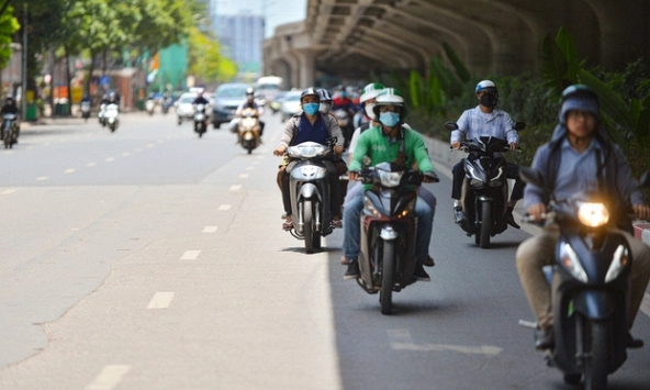 Hà Nội nắng gay gắt, người dân 'chật vật' tránh nắng