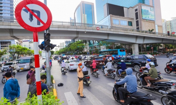 Hà Nội: Người dân ngỡ ngàng vì thí điểm phân luồng lại một số đường