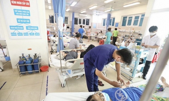 Hà Nội: Nắng nóng, người già, trẻ em mắc tay chân miệng nhập viện tăng