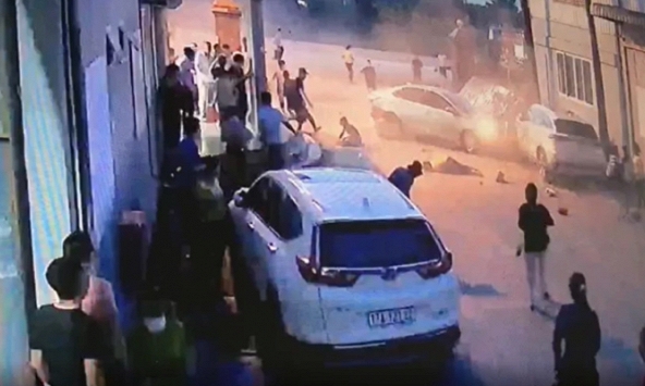 Chồng lái xe tông vào công ty vợ khiến 1 người chết, nhiều người bị thương