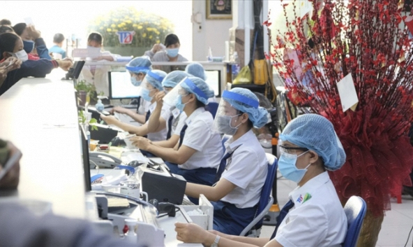 Vì sao hàng nghìn nhân viên y tế xin nghỉ việc, chuyển công tác?