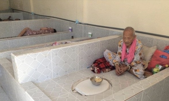 Thực hư bức ảnh 'cụ bà ngủ giường gắn bồn cầu' ở Vĩnh Long