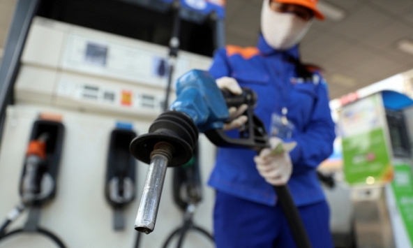 Giá xăng RON 95 giảm 110 đồng/lít sau 7 lần tăng nóng