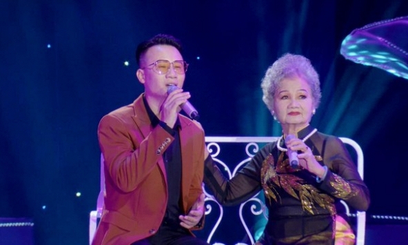 Hoàng Bách cùng mẹ ruột 80 tuổi hát nhạc phim 'Thương ngày nắng về'