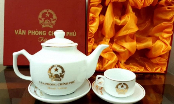 Quà tặng cấp cao, đồ quân trang  được rao bán tràn lan trên mạng