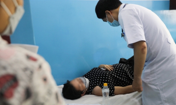 Chưa có phác đồ điều trị sốt xuất huyết riêng cho người mang thai, bác sĩ cảnh báo mẹ bầu sốt xuất huyết dễ trở nặng, rối loạn đông máu