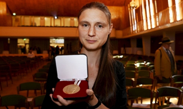 Chân dung người phụ nữ thứ 2 trên thế giới đạt giải Fields