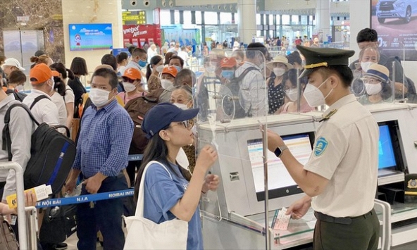 Vừa hồi phục sau Covid-19, hàng không mướt mồ hôi giữa mùa du lịch hè