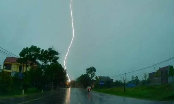 Vì sao tai nạn sét đánh ngày càng nhiều? Cách tránh sét trong nhà và ngoài trời cần biết