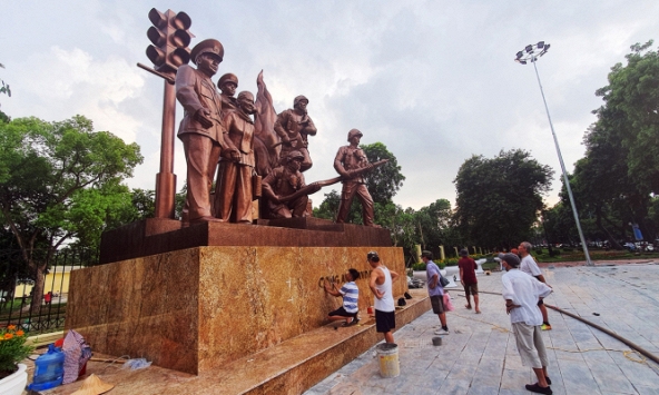 Tượng đài “Công an nhân dân vì dân phục vụ”: Chủ đề tốt không thể bù cho chất lượng nghệ thuật kém