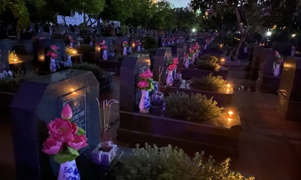 Tri ân các anh hùng liệt sĩ tại nghĩa trang Mai Dịch