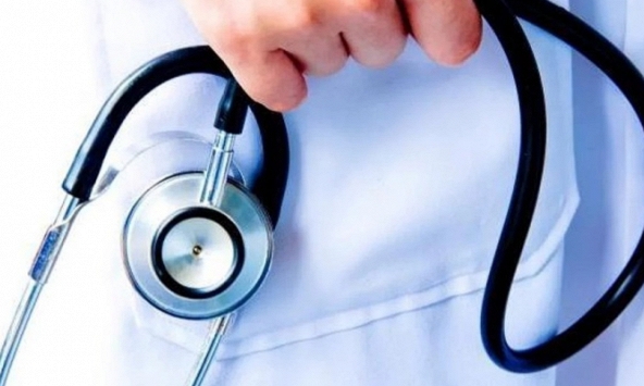 Người nhà bệnh nhân bóp cổ bác sĩ cấp cứu vì chờ lâu