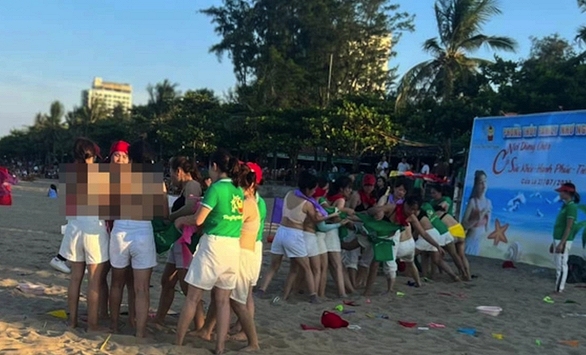 Phụ nữ cởi áo ngực phản cảm trên bãi biển Cửa Lò, đơn vị tổ chức bị xử phạt 