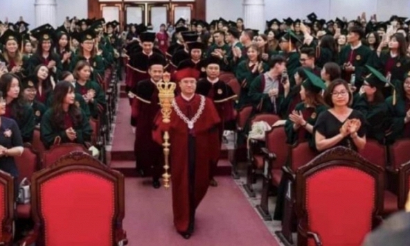 ĐH Quốc gia yêu cầu báo cáo việc hiệu trưởng cầm quyền trượng ở lễ trao bằng