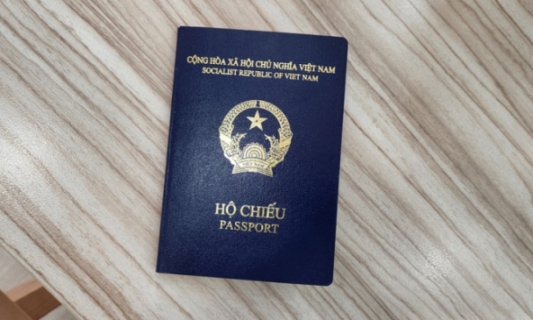 Ngành du lịch 'đứng ngồi không yên' vì Đức và Tây Ban Nha ngừng cấp visa cho hộ chiếu mới