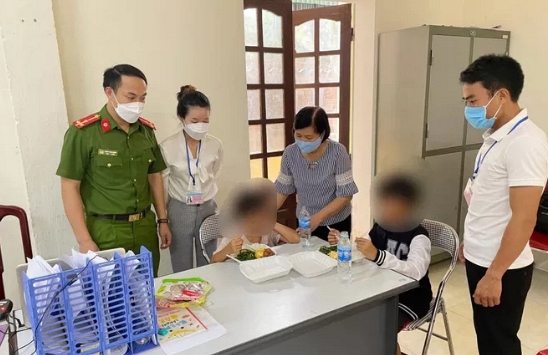 Lộ lý do bé gái 11 tuổi bị cha ruột cởi quần áo, trói lên xà nhà đánh đập  