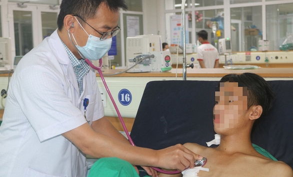 Nhánh cây dài hơn 6cm nằm trong ngực bệnh nhân 14 năm 