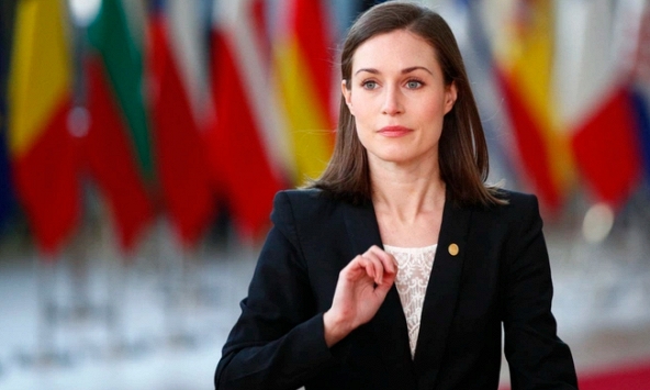 Thủ tướng Phần Lan xin lỗi vì ảnh hai người phụ nữ để ngực trần hôn nhau tại dinh thự