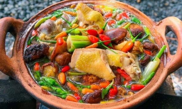 Lẩu gà ớt hiểm ấm bụng ngày mưa
