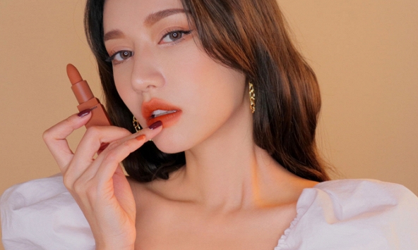 Bật mí mẹo chọn màu son cho nàng da ngăm