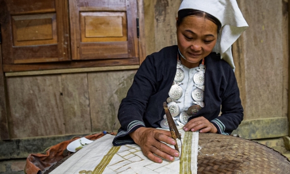 Độc đáo công đoạn làm nên chiếc váy chấm sáp ong của người Dao Tiền