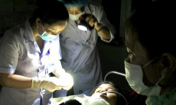 Mất điện, các nữ bác sĩ soi đèn pin đỡ đẻ cho sản phụ sinh 3