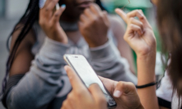 Thanh thiếu niên gặp nguy hiểm khi dùng mạng xã hội từ sớm