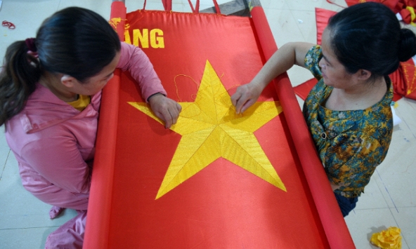 Quốc khánh 2/9: Thăm làng nghề truyền thống chuyên may cờ Tổ quốc