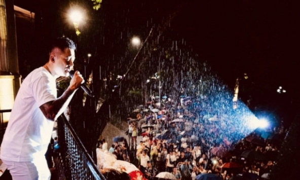 Ca sĩ Tuấn Hưng đối mặt với mức phạt thế nào khi tự ý tổ chức show biểu diễn ở ban công?