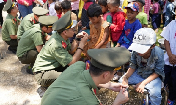 Mang ngày hội tựu trường lên với trẻ vùng cao