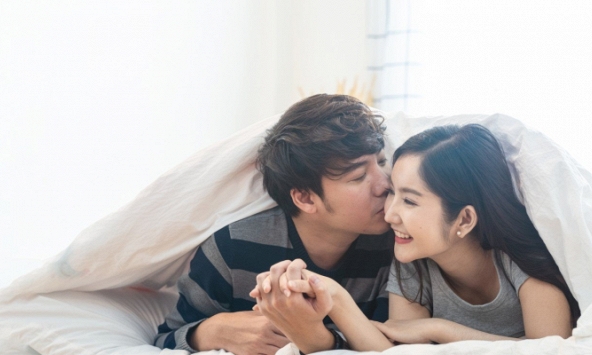 Vì sao phụ nữ dậy thì, có kinh nguyệt, thai nghén, rồi mãn kinh?