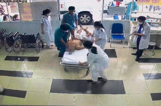 Người đàn ông ở TP.HCM suýt tử vong vì ăn bánh trung thu