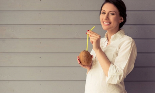 Có thật mẹ bầu uống nước dừa để sinh con trắng trẻo, nên uống dừa lúc nào trong thai kỳ?