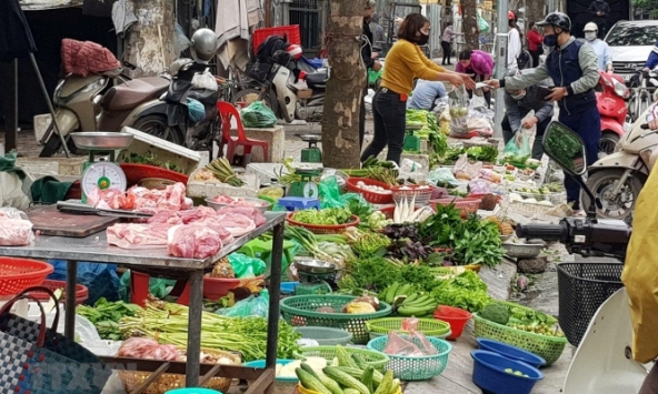 Rau xanh, thực phẩm vẫn đắt đỏ dù giá xăng giảm mạnh