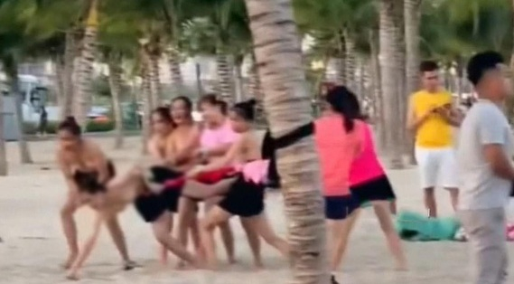 Sở VHTT tỉnh Quảng Ninh xác minh việc nhóm du khách nữ để 'ngực trần' chơi trò chơi tập thể trên bãi biển