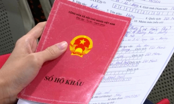 Chính phủ yêu cầu bãi bỏ ngay quy định yêu cầu người dân xuất trình sổ hộ khẩu