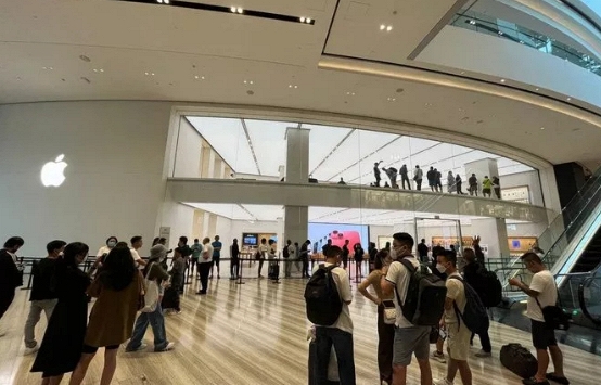 Người Việt sang Singapore, Thái Lan xếp hàng mua iPhone 14