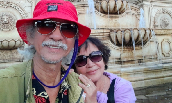 Cụ ông 74 tuổi đưa vợ mắc bệnh ung thư đi phượt 'khắp thế gian'