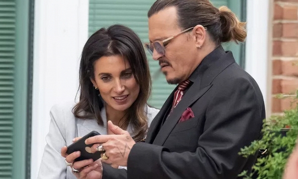 Johnny Depp hẹn hò với luật sư