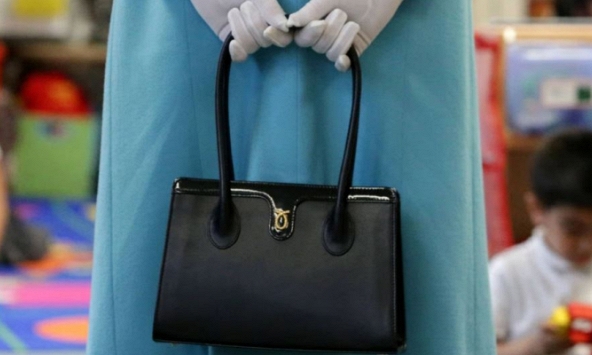 Nhiều thương hiệu thời trang 'mất ngủ' khi Nữ hoàng Anh qua đời, thấp thỏm chờ quyết định cuối cùng từ Vua Charles III