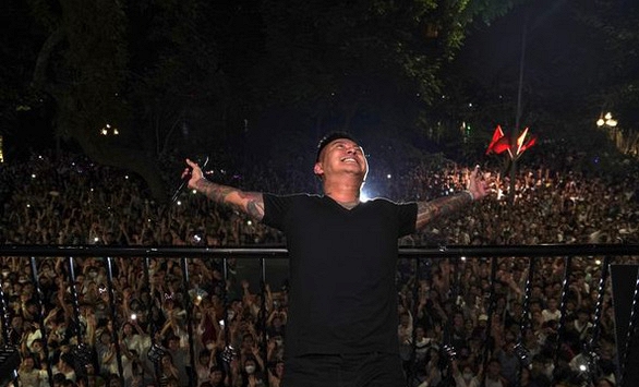 Ca sĩ Tuấn Hưng được phép biểu diễn ở ban công nhà