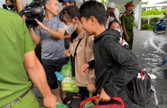 Những hình ảnh ấm lòng trong cơn bão Noru